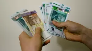 Минималната работна заплата се вдига сериозно, но от 2024 година