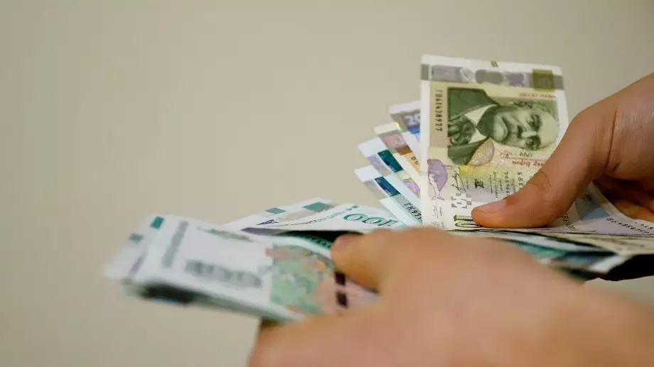 Кабинетът вдига минималната работна заплата