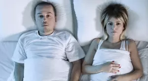 Виц на деня: Двойка не може да заспи от бебешки плач