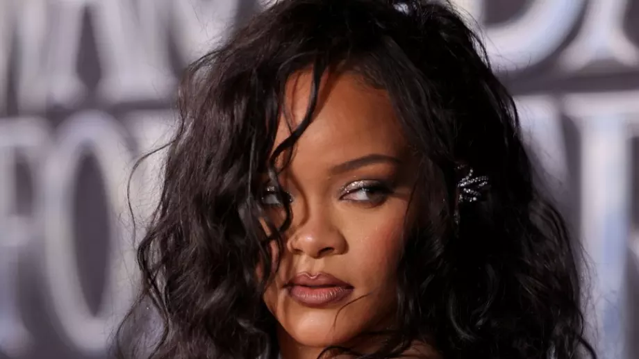 Риана пусна нова колекция, вдъхновена от Супербоул (СНИМКИ)