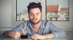 Виц на деня: Мъж се буди с тежък махмурлук, какво казал на жена си