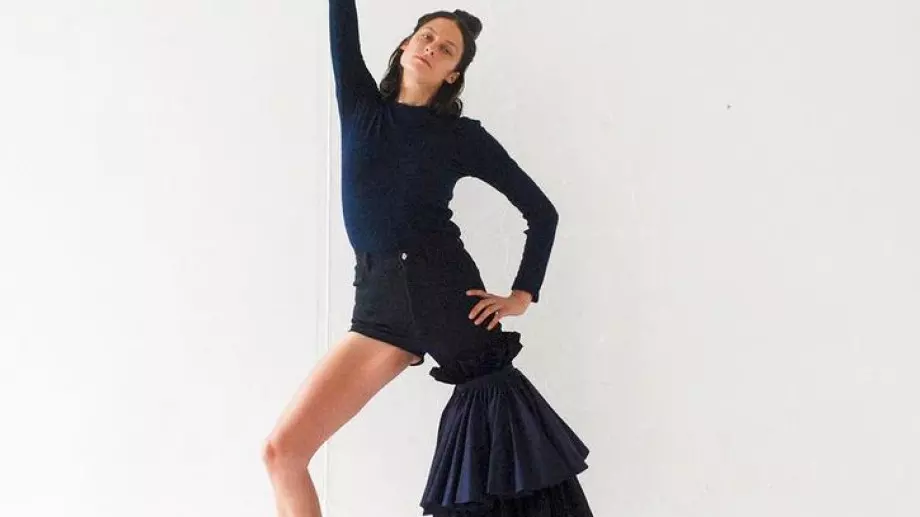 Тенденциите на 2023: Панталони с един крачол