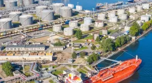 Петролът поевтиня под натиска на опасения за търсенето в Китай