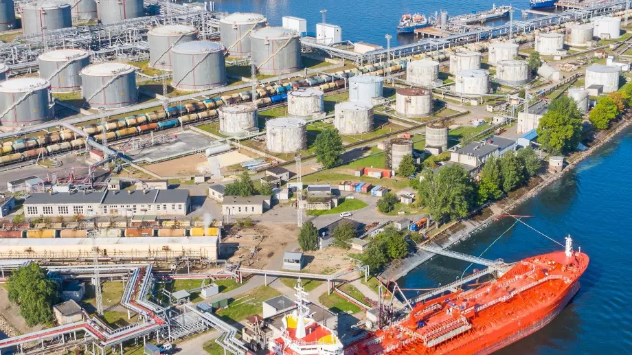 Петролът поевтиня под натиска на опасения за търсенето в Китай