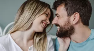 Виц на деня: Съпруга се прибира вкъщи