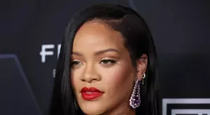 Риана показа бременно коремче в секси тоалет (СНИМКА)