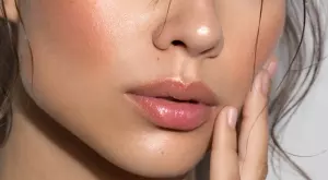 С тази нова грим техника ще имате сочни устни (ВИДЕО)