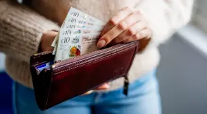 Заплатите във Великобритания растат най-бързо от 20 години, но изостават от цените