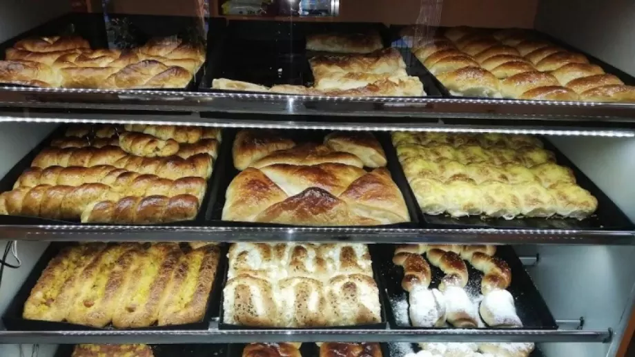 Виц на деня: Циганин и политик пред закусвалня