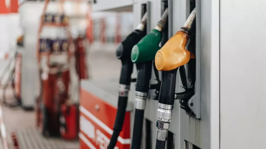 Къде в момента в Европа бензинът и дизелът са най-евтини и къде - най-скъпи