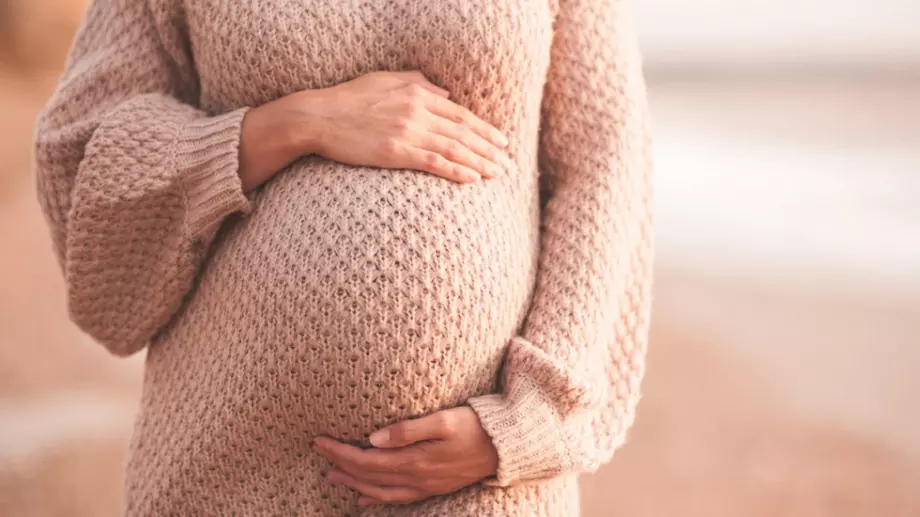 Родна певица ще става майка на 50 (СНИМКИ)