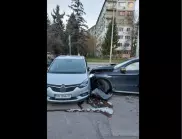 Младеж без книжка блъсна полицай и няколко коли в София