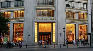 Магазинът на Louis Vuitton в Париж осъмна с гигантска скулптура (СНИМКА)