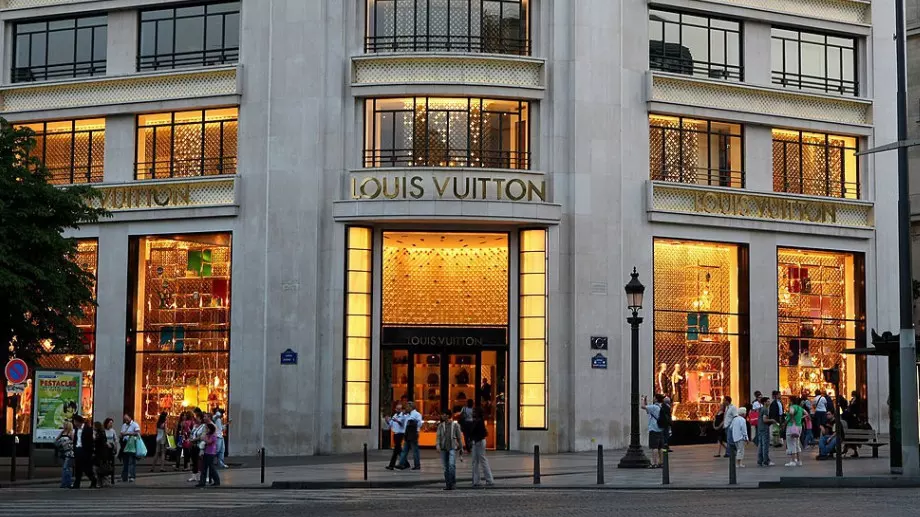 Магазинът на Louis Vuitton в Париж осъмна с гигантска скулптура (СНИМКА)