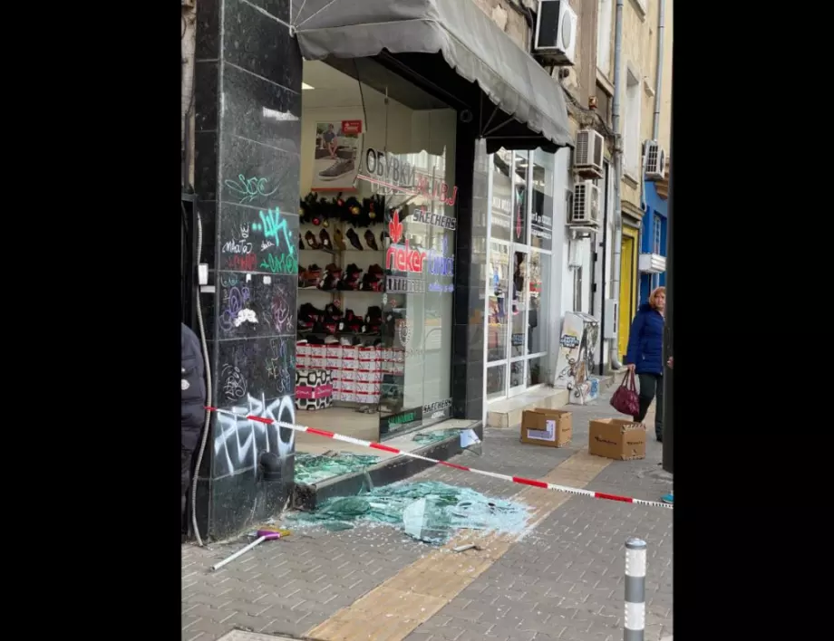 Силният вятър в София счупи витрина на магазин и качи пътен знак на дърво (СНИМКИ)