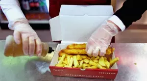 Високите цени заплашват бизнеса с фиш енд чипс във Великобритания