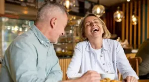 Виц за 11 юни 2023: Поп и Полицай си пиели кафето