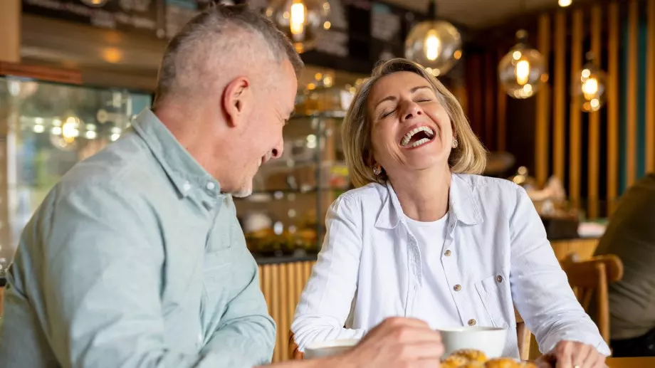 Виц за 11 юни 2023: Поп и Полицай си пиели кафето