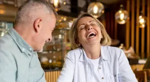 Женски виц за 28 октомври 2023: Мъж се запознава с жена на средна възраст