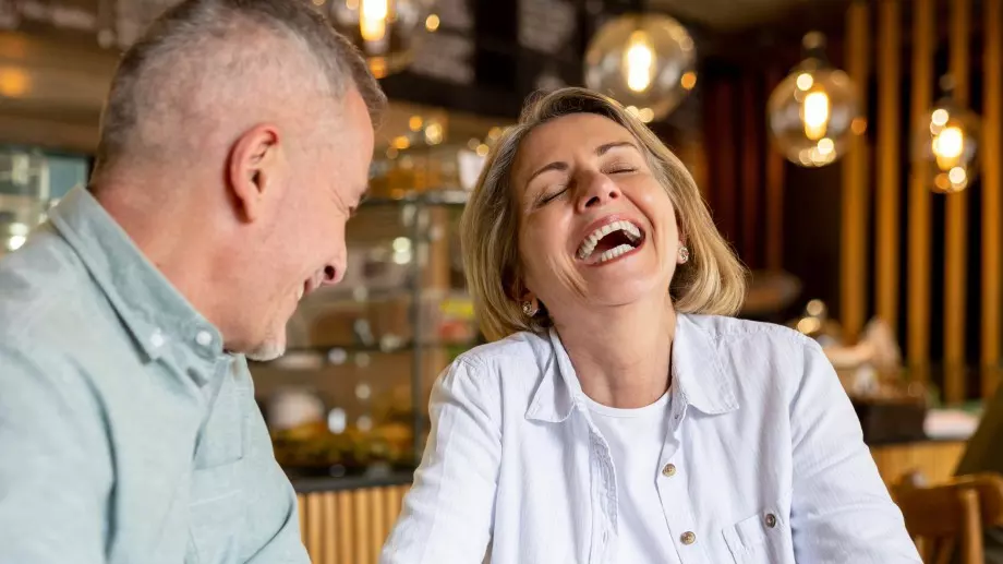 Женски виц за 28 октомври 2023: Мъж се запознава с жена на средна възраст