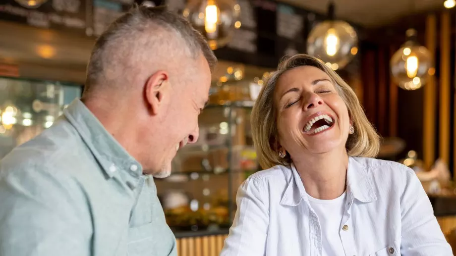 Виц за добро утро: Милионер разговаря 