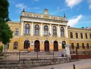 Ученици изнесоха цялото имущество на Търговската гимназия в Свищов, за да я ремонтират    