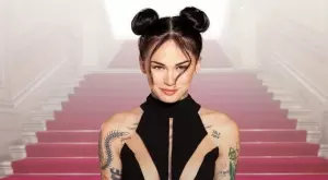 Участничка от Survivor потрошила колата на гаджето си и писала по нея с кръвта си (ВИДЕО)