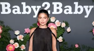 Кайли Дженър най-после показа сина си и разкри името му (СНИМКИ)