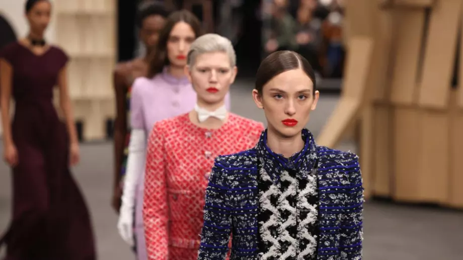 Chanel Пролет/Лято 2023: Младежки силует с елементи от висшата мода (ВИДЕО)