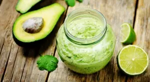Опитайте този свеж сос за салата с авокадо