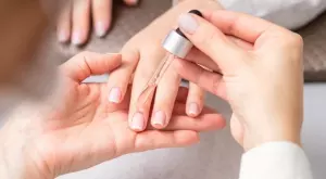 Забранете на маникюристката си да прави тези неща с ноктите ви