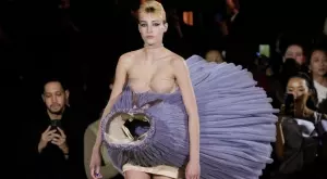 Viktor & Rolf: Колекцията, която е в разрез с гравитацията (ВИДЕО) 