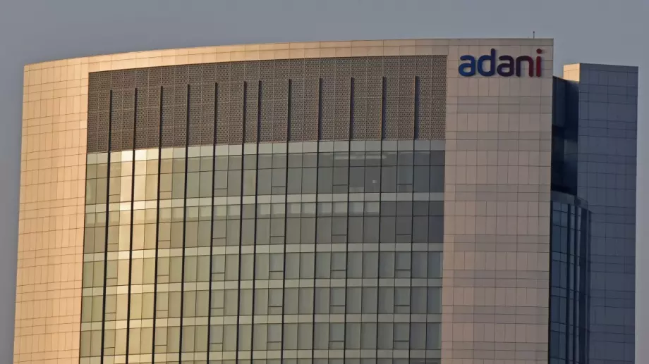 Индийски холдинг с рекордна продажба на акции след загуби от 44 милиарда долара