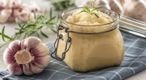 Вкусна и много полезна: Чеснова разядка, която пази от вируси