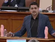 Скандал в парламента: Депутат от ГЕРБ получи пластмасови "ръце за целуване" (ВИДЕО)