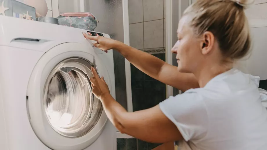 Хитрите домакини винаги изсипват това в пералнята и нямат проблем с котления камък