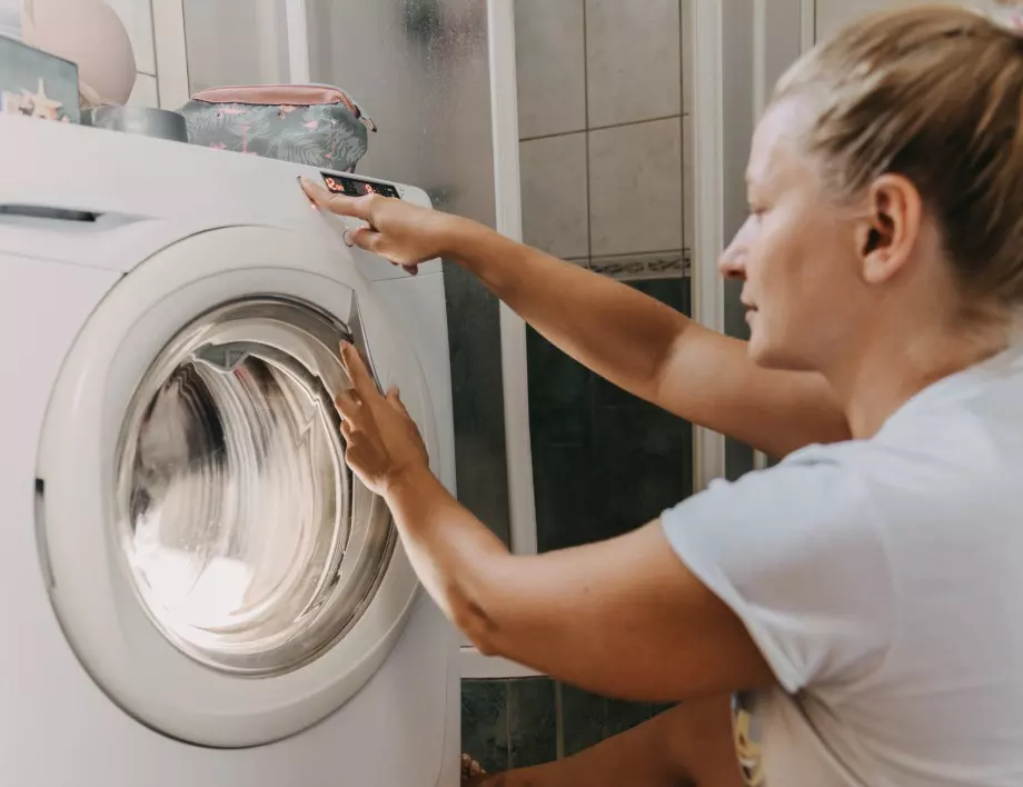 Дори най-евтиният прах ще изпере дрехите ви перфектно, ако сложите това в пералнята