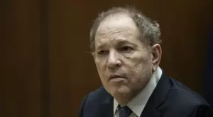 Съд отхвърли присъдата на Харви Уайнстийн