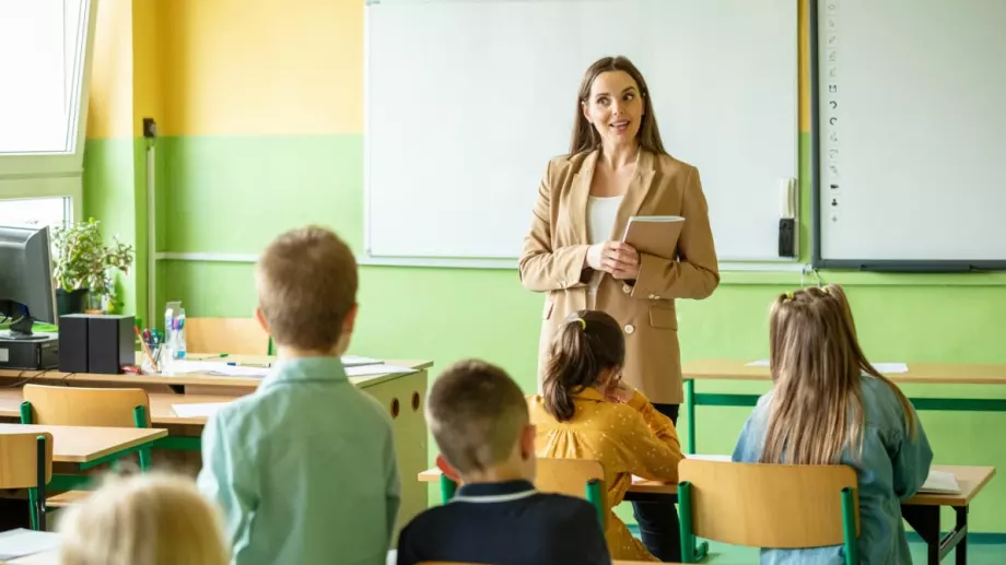 Вдигат учителските възнаграждения с 15%. Колко става минималната основна заплата?