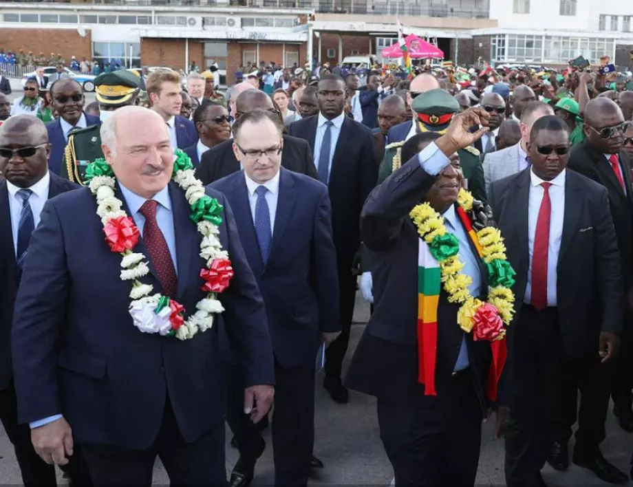 Лукашенко пристигна на височайша визита в Зимбабве (СНИМКИ)