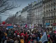 Масови протести във Франция след двата вота на недоверие към правителството на Макрон (ВИДЕО)