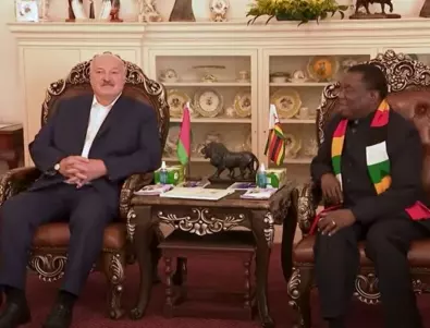 Лукашенко и президентът на Зимбабве си размениха подаръци: Трактор срещу лъв (СНИМКА)