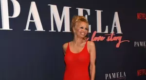 Памела Андерсън в ролята на гола Рапунцел (СНИМКИ)