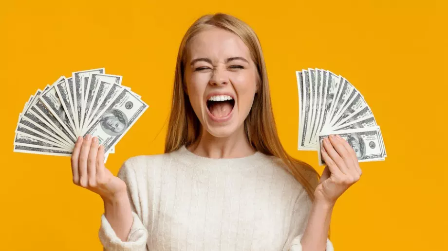 Тези 2 зодии ще се отрупат с пари до края на май 2023