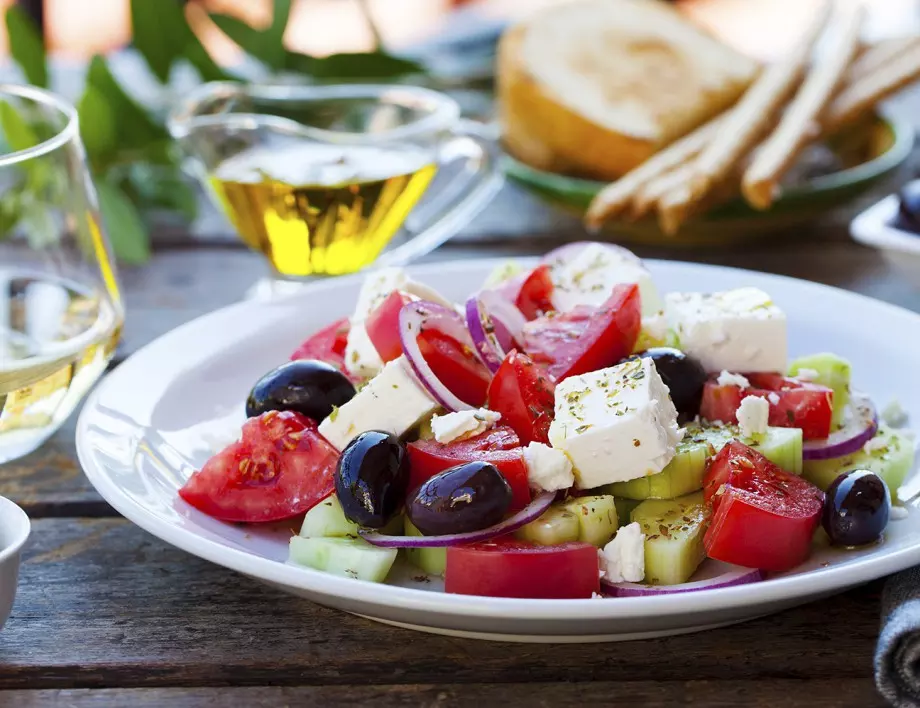 Близо 40 гръцки вкусотийки, с които да пренесем лятото на трапезата си