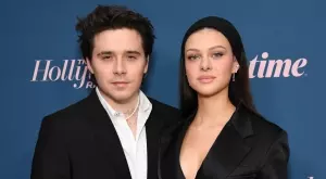 Бащата на жената на Бруклин Бекъм съди организаторите на сватбата им