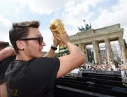 Световен шампион с Германия окачи обувките на пирона