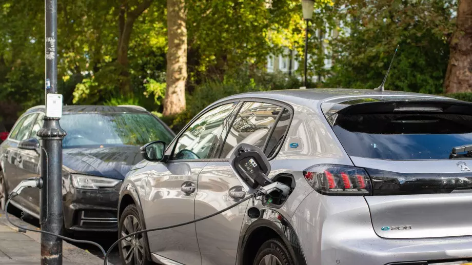 Великобритания забрани електрическите автомобили да се рекламират с "нулеви емисии" 