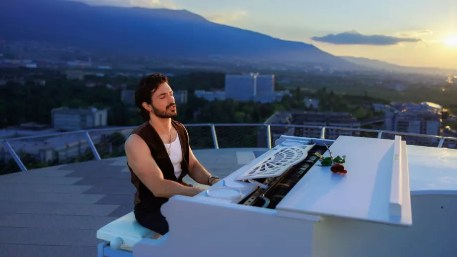 Тя ли ще си тръгне с последната роза от 