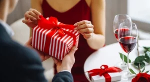 Чанти, часовници, коли за милиони: Кои са най-скъпите подаръци за Свети Валентин? 